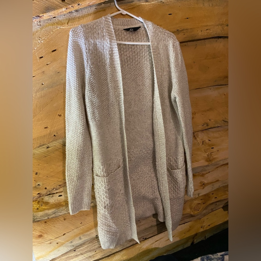 DH3 Sweater size medium